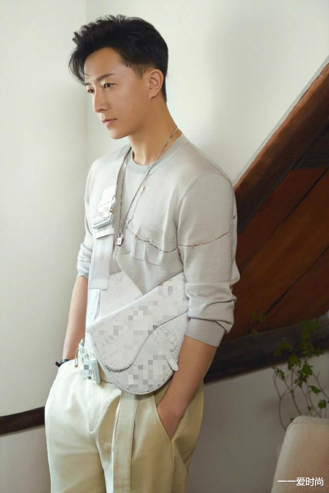 『卢靖姗』卢靖姗终于换发型，长裙配长发优雅又女人，难怪韩庚一直“偷瞄”