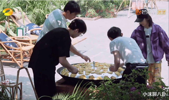 黄磊■《向往的生活》黄磊让谭松韵找个地方撅着，谁注意到任嘉伦的反应？