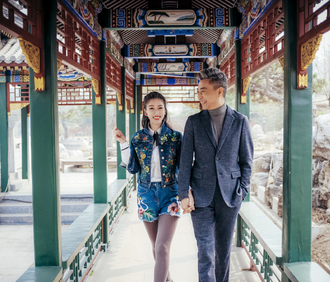 周炜|著名相声演员白发苍苍,妻子满脸胶原蛋白,实为夫妻却像“父女”