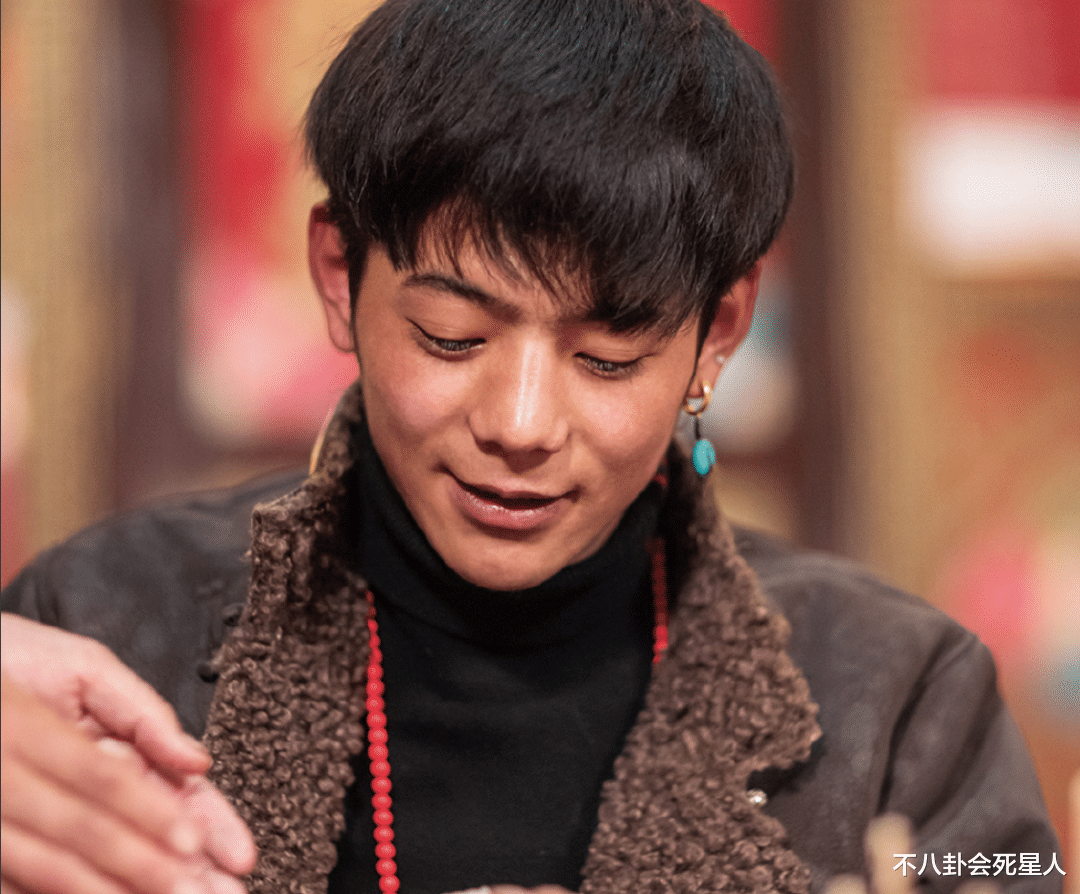 围巾|丁真割韭菜翻车，带货唇膏过期1年，围巾售价高达520元