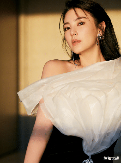 「乘风破浪的姐姐」《乘风破浪的姐姐》首波物料,杜华谈加盟感受,最担心嘉宾不听话