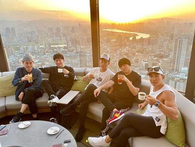 周杰伦|周杰伦深夜弹琴遭批，吵到邻居 ，本人一句神回复！网友赞超霸气