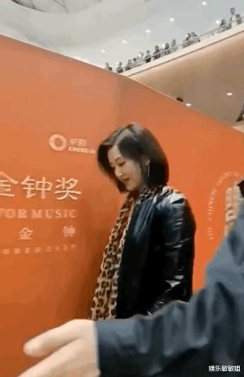 『音乐会』54岁宋祖英近照曝光，只身一人来听音乐会，网友：怎么还没变老