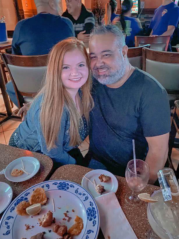 托里@49岁大叔娶了长着娃娃脸的22岁女友后，经常被误会绑架少女