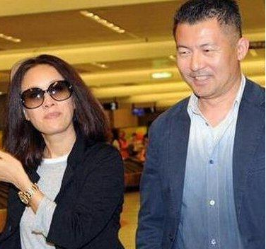 高峰|父亲是国足名将，吸毒被捕入狱，母亲是那英，15岁的他如今怎样了