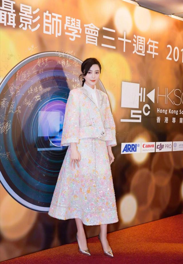 【穿衣搭配】范冰冰现身国外还“作妖”！穿一身黑扎奶奶灰高马尾，还挺撩人的