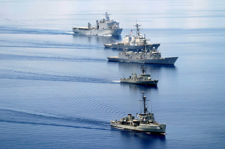 『巡洋舰』美军公然闯入敏感海域，055号巡洋舰实弹警告：越线就开火