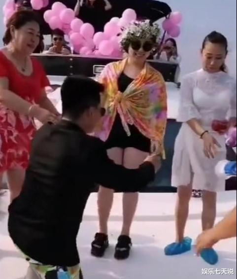 贾玲|跟师兄王金龙离婚，再嫁原配师弟，曾比贾玲还红的丫蛋如今成这样