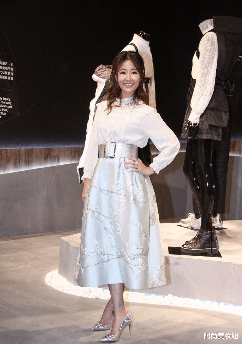 [粉色]林心如终于扮嫩成功，粉色一字肩上衣配喇叭裤，水波纹短发超减龄