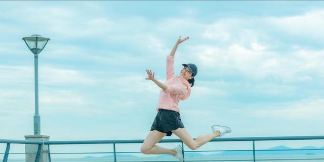 粉色|左小青扮嫩有一套，身穿粉色运动装活力满满，对镜头凹造型太少女