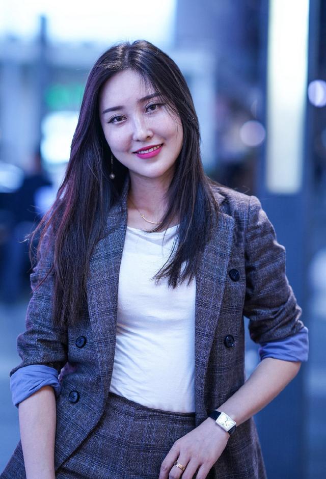 穿衣搭配|解决初秋穿搭问题，选择时尚小西装，轻松成为职场女强人