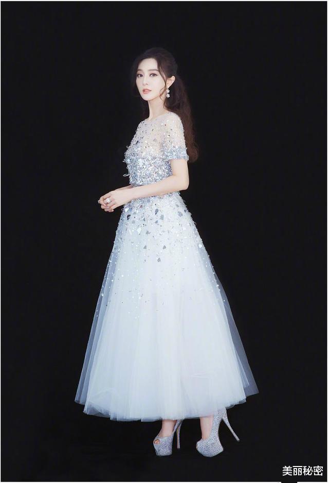 #西装#曾经的那个范爷回来了!短发西装内搭蕾丝吊带,颜值高果然任性!