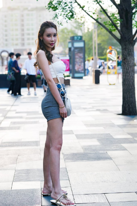 美女这小麦色皮肤看起来真健康，是故意晒的吗？