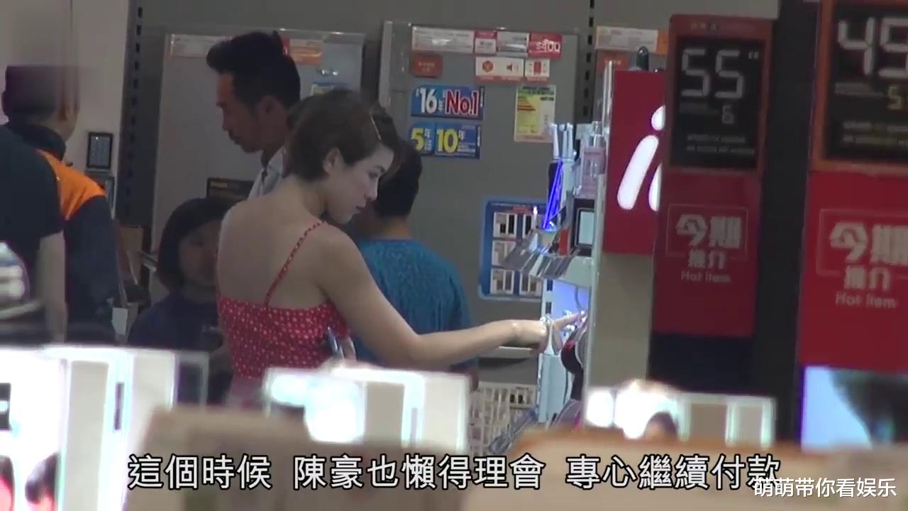 陈茵媺|38岁陈茵媺吊带红裙和老公陈豪逛街，然而最佳老公也有对老婆不耐烦的时候