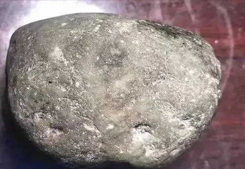 荷花|小伙1万4买的翡翠原石，切开后全是裂，却取出极品玻璃种！