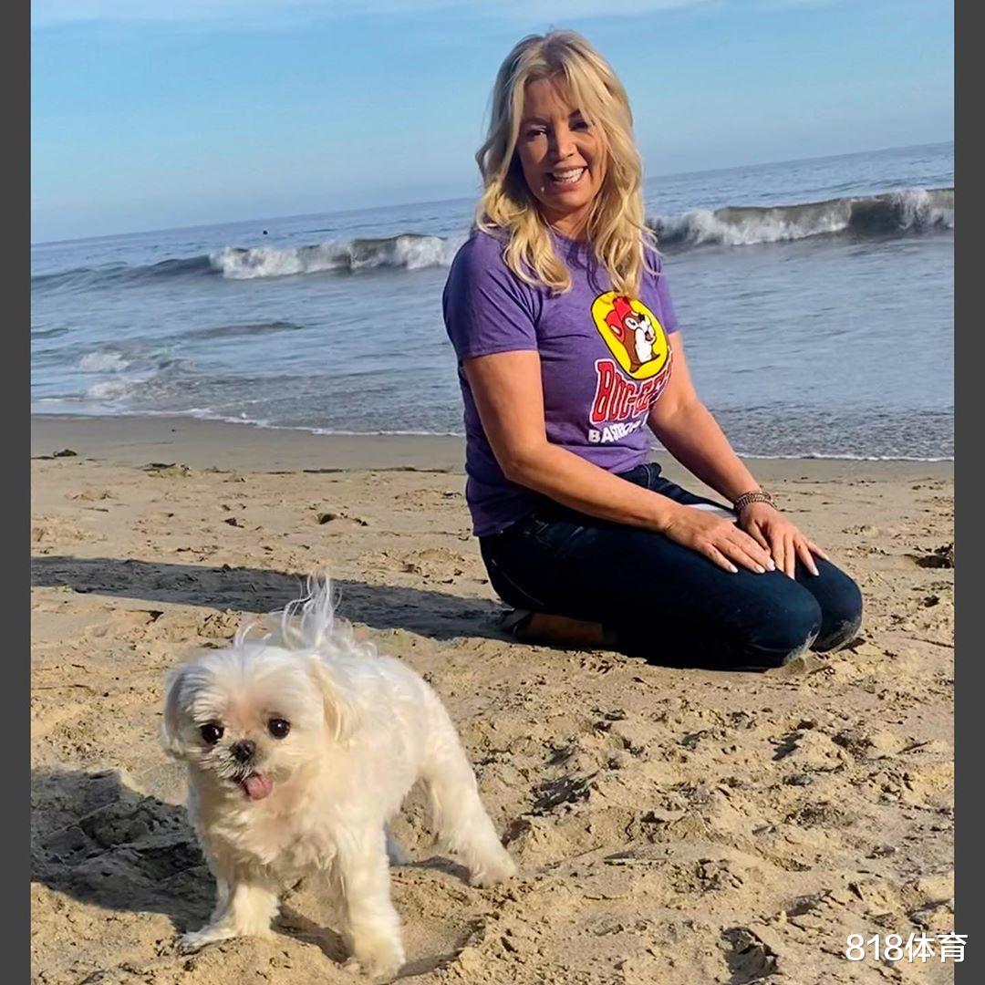『胡卫东』58岁珍妮巴斯海边漫步风韵犹存!分手禅师单身4年,1人1狗让人唏嘘