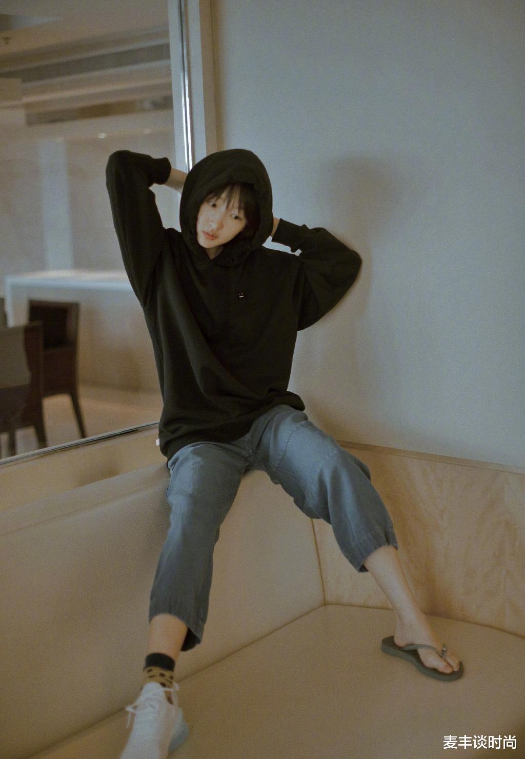#周冬雨#周冬雨10年都没变，穿9千2的卫衣配高马尾，依旧“幼齿”俏皮