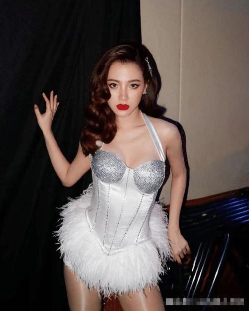 「布恩」记得《初恋》中的小水吗?抛弃清纯形象挑战“灯泡裙”,简直美到犯规