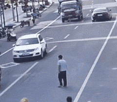 |这父亲也太逗了,孩子都要大学毕业了,他还以为今年参加高考