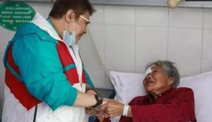 「韩红」韩红哭了,身上的秘密再也藏不住了,网友痛骂:虚伪、不要脸