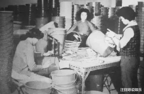 []1989年原配庄月明新年第1天去世，李嘉诚同年建造型诡异“月明楼”