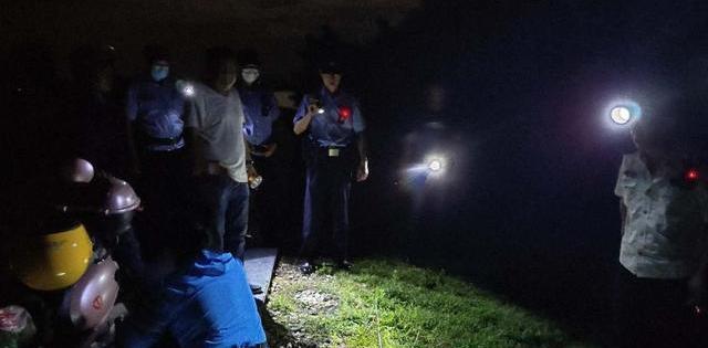 长江|5男1女汉江边夜钓,被抓个正着,只因使用这种钓鱼方式