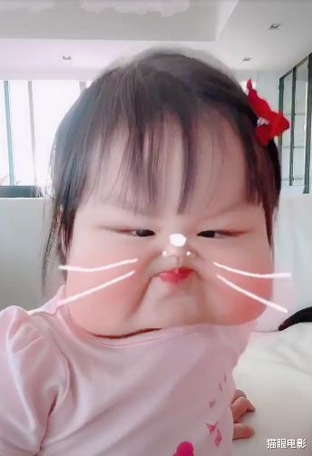 「王祖蓝」36岁李亚男晒2岁女儿丑照，可爱十足，表情搞怪像极王祖蓝