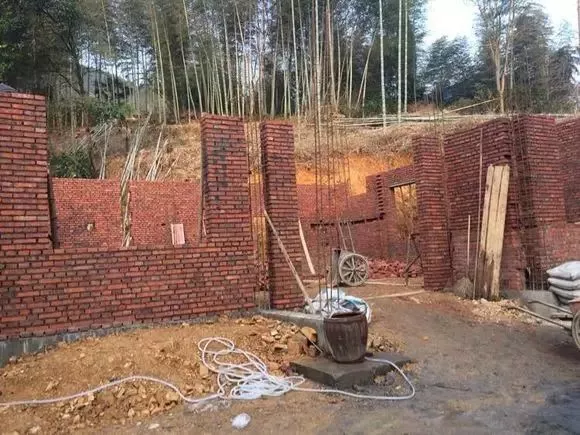 「」实拍丨外地农民工回乡盖自建房，三层主体不到40万全搞定