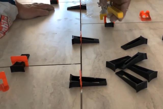 『』不得不佩服德国工人，同样是贴瓷砖，他们的5个细节严谨又人性化！