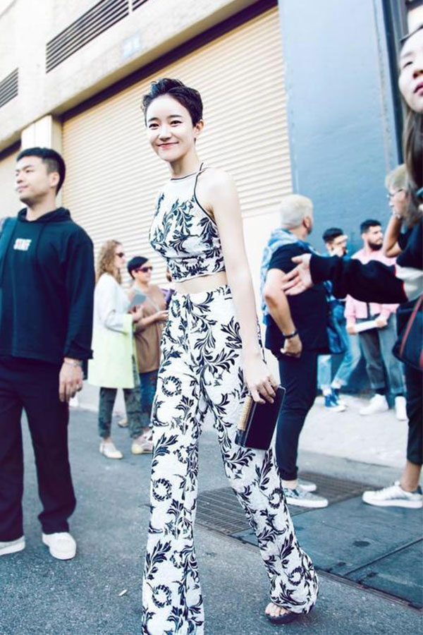 『短发』焦俊艳终于炫腹，清爽短发搭印花套装，“炮哥”秒变甜美女