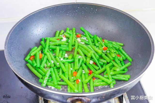 『豆角』长豆角这么做，不仅省油，还特别的入味，出锅香味扑鼻，真不错