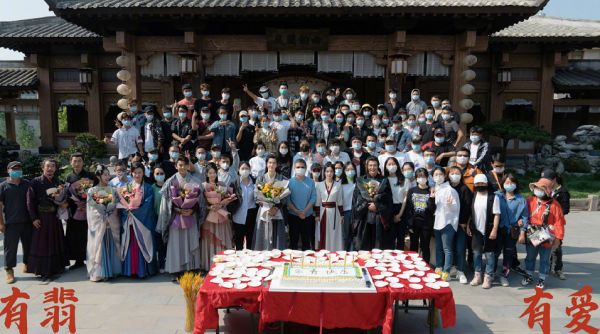 『赵丽颖』有翡主演杀青后自拍，看清赵丽颖和周洁琼的站姿后，亲疏如何一目了然