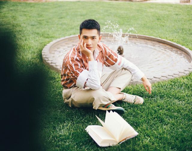 『穿衣搭配』杨洋工作室发布最新动态，白衬衫搭配短发，造型清爽活力十足