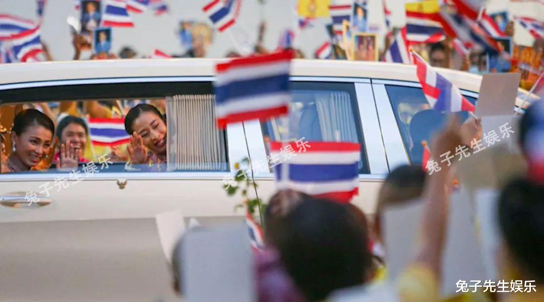 泰國大公主和國王搭車，手扶老爸椅背很貼心，汗流浹背不叫一聲苦-圖7