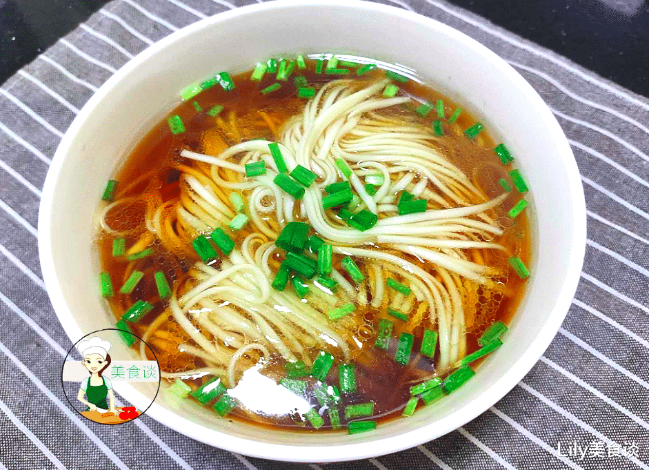 阳春面▲早餐就馋这碗面,一煮一兑,3分钟上桌,营养又顶饱,我最乐意做