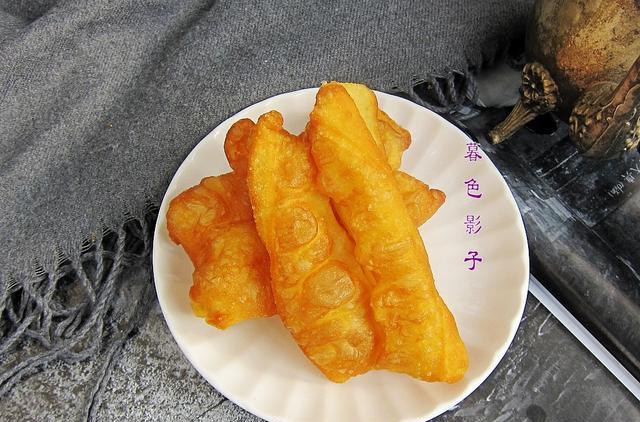 「炸油条」油条炸得不蓬松，制作方法不对，这做法简单零失败，早餐边炸边吃