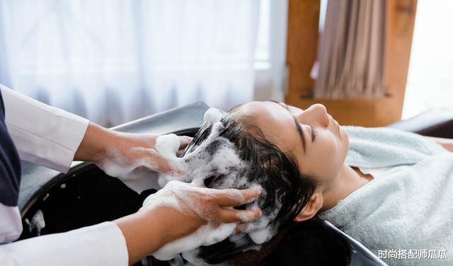 [头皮屑]头发隔多久洗一次最好，很多人一直都做错了，难怪头发越掉越多