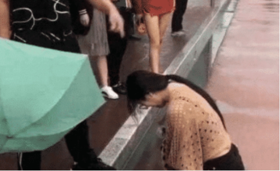 女子大雨中双膝跪地求复合，男友： 你太贵我买不起，谁有钱找谁买！