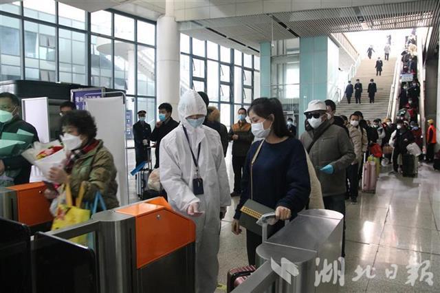 自驾▲260多趟列车停靠三大火车站：恢复到站首日，6万多名“武汉人”回家