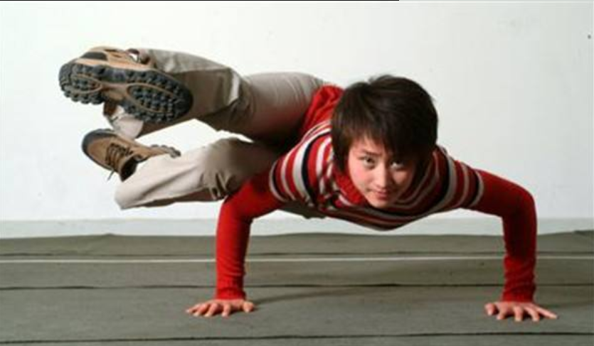 『红海行动』《红海行动》中“寸头女兵”不好看？看到她的长发照片后，美到不敢认！