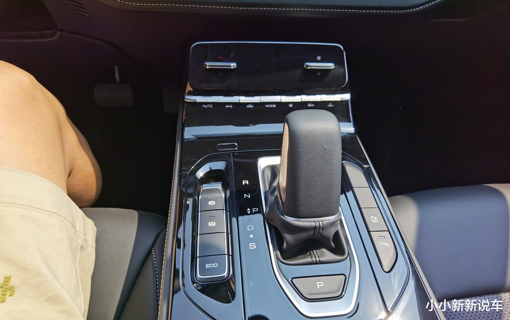 五菱凯捷|五菱凯捷实车现身，“银标”上档次，2+2+2布局，配电子档杆