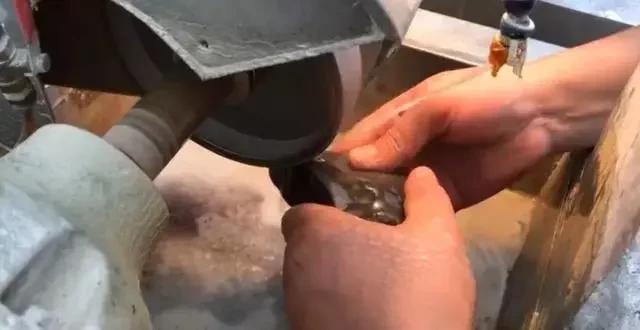 『翡翠』翡翠不分贵贱，不起眼的黑石头翻身做主，6块大牌稳稳的幸福！