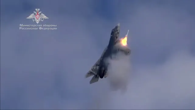 『苏-57战斗机』有机无弹争议结束：苏-57终于打开侧弹仓，射出一发空空导弹！