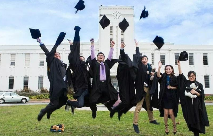 澳洲再聞噩耗：大量中國留學生撤離，7所高校將“跌出”世界排名-圖3