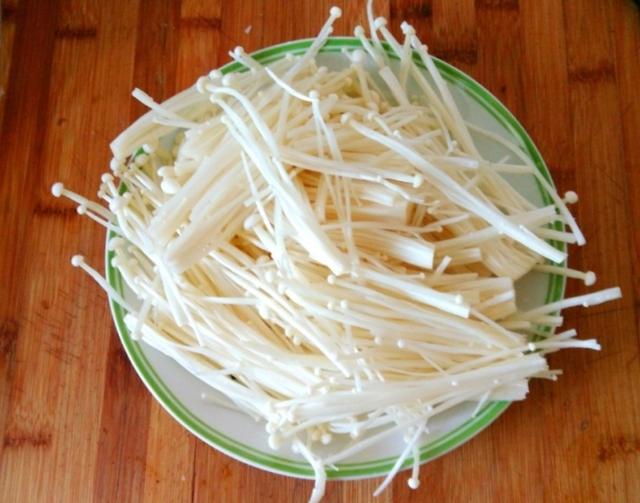 「金针菇」便秘最怕这“菜”，隔天吃1次，刮油清肠，排出宿便，腰肢变细了