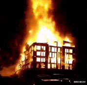 『美国』美国突发大规模暴动！万人洗劫全城 纵火烧楼 市民当街惨死