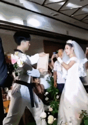 小姐姐|姑娘赶紧把这么尴尬的东西拿走吧，放在办公室里多丢人