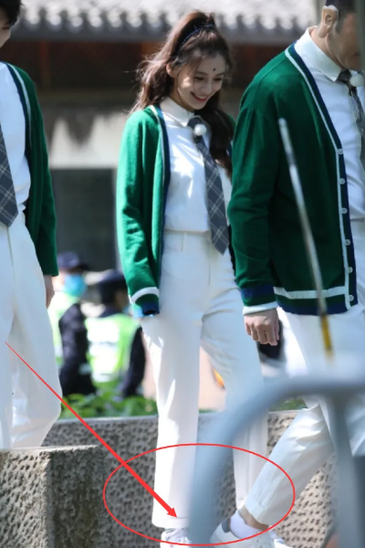 『关晓彤』关晓彤太难了!同穿奔跑吧运动裤,baby嫌长,她却不够穿