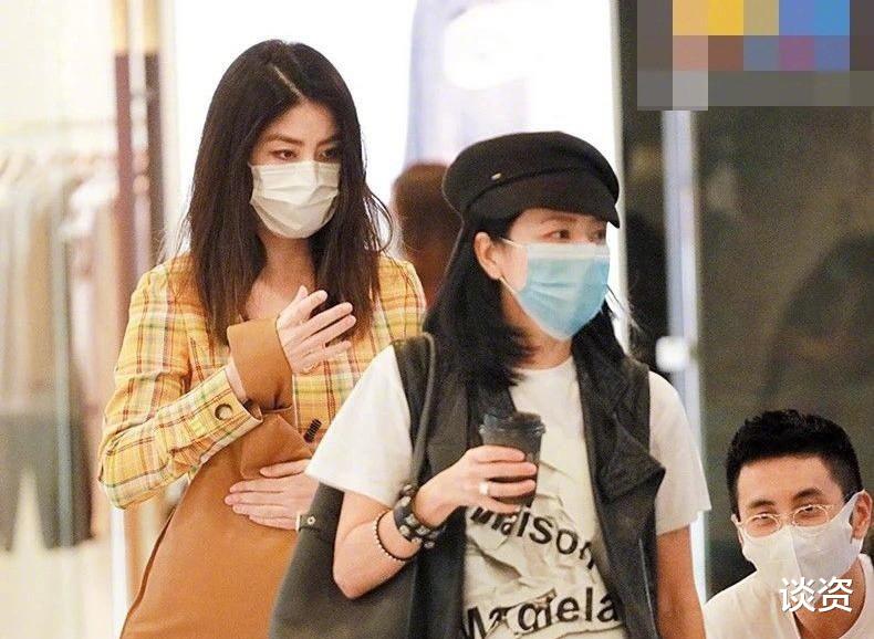 詹姆斯·琼斯|48岁陈慧琳街拍生图曝光，身材颜值超能打，女神不会老的吗？