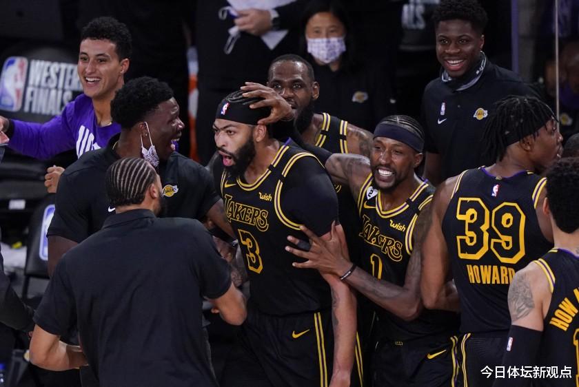 湖人队|绝杀后，湖人众将狂欢唯一人淡定，什么大场面没见过？比主帅还冷静